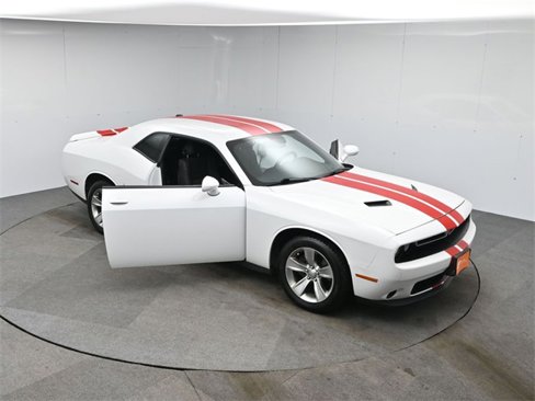 Used 2015 Dodge Challenger SXT image 47
