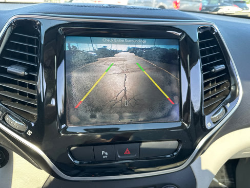 Used 2019 Jeep Cherokee Limited image 18