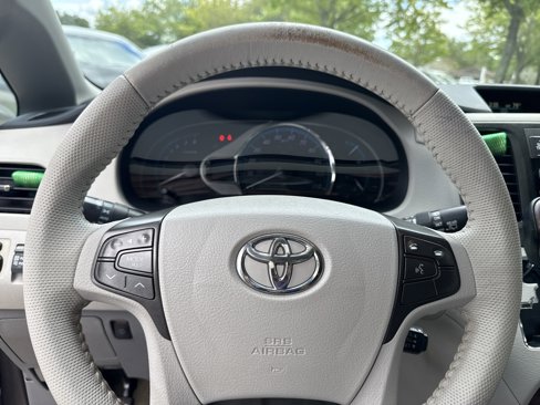 Used 2014 Toyota Sienna XLE image 22