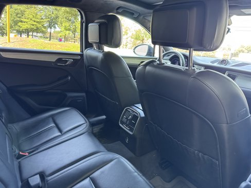 Used 2017 Porsche Macan Turbo image 32