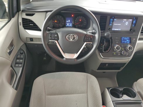 Used 2015 Toyota Sienna LE image 15