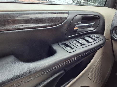 Used 2018 Dodge Grand Caravan SE w/ UConnect Hands-Free Group image 16