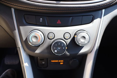 Used 2020 Chevrolet Trax LT w/ LT Convenience Package image 19