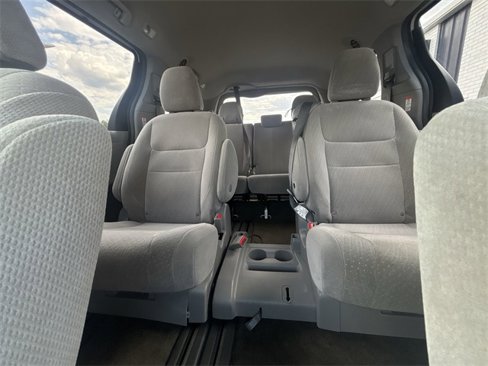 Used 2018 Toyota Sienna LE image 17