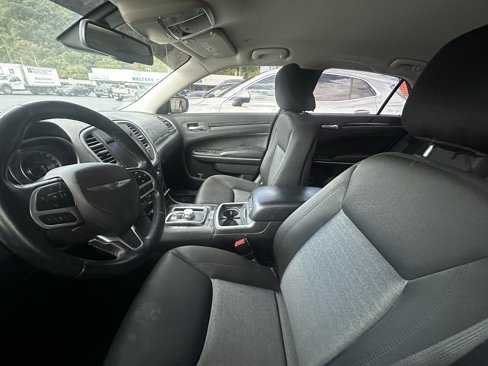 Used 2019 Chrysler 300 Touring w/ Sport Appearance Package image 7