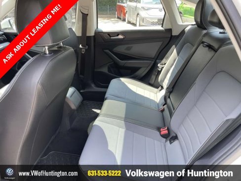 Certified 2025 Volkswagen Jetta SE w/ Sunroof Package image 9