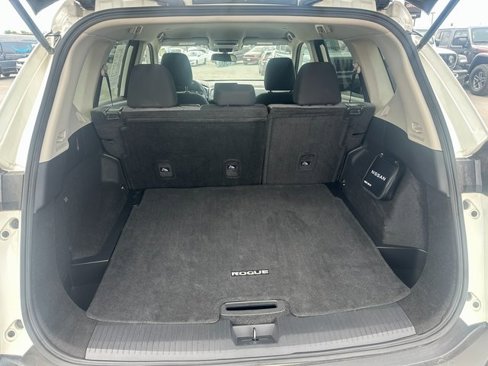 Used 2023 Nissan Rogue SV image 12