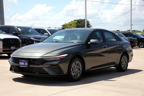 Used 2024 Hyundai Elantra SEL image 3