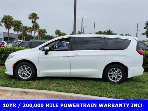 Used 2023 Chrysler Pacifica Touring-L image 2