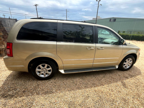 Used 2010 Chrysler Town & Country Touring image 10