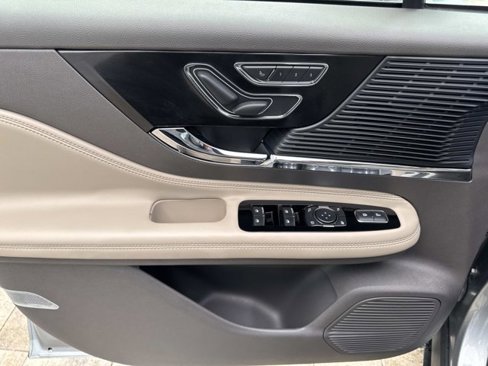 Used 2021 Lincoln Corsair FWD image 11