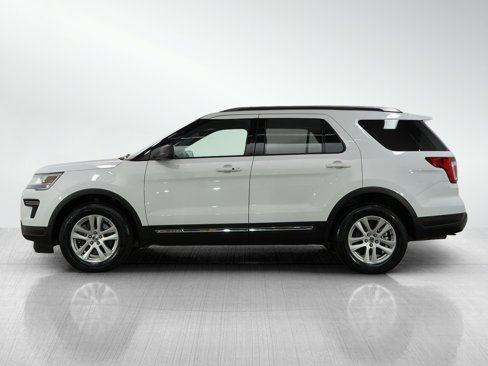 Used 2019 Ford Explorer XLT image 3