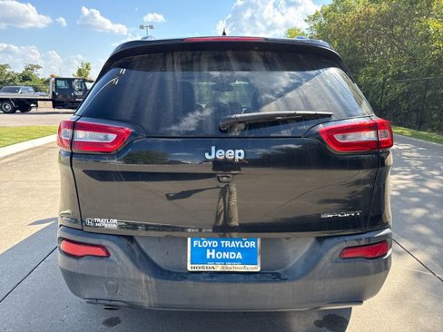 Used 2016 Jeep Cherokee Sport image 4