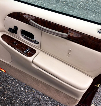 Used 2001 Lincoln Town Car Executive image 16
