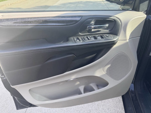 Used 2018 Dodge Grand Caravan SE w/ UConnect Hands-Free Group image 9