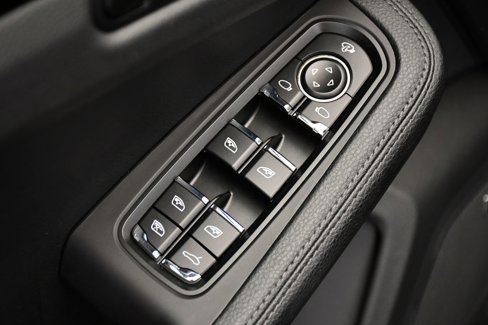 Certified 2025 Porsche Macan Turbo image 38