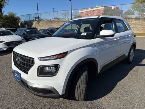 Certified 2022 Hyundai Venue SE image 3