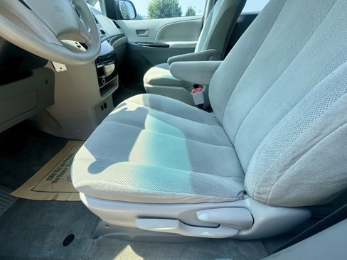 Used 2014 Toyota Sienna L image 24