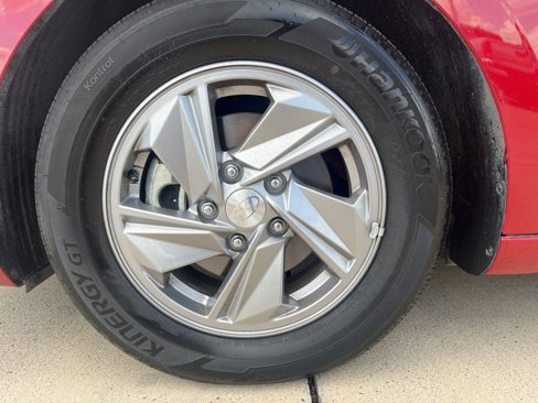 Certified 2025 Hyundai Elantra SE image 9
