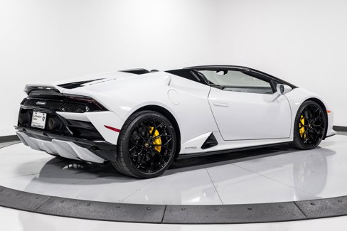 Used 2023 Lamborghini Huracan EVO image 3