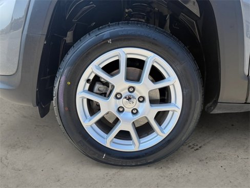 Used 2020 Jeep Renegade Latitude w/ Cold Weather Group image 14