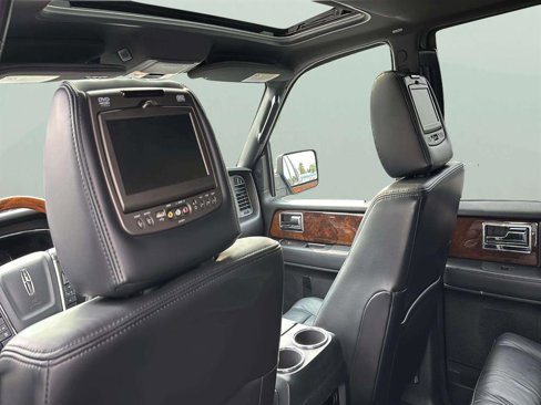 Used 2016 Lincoln Navigator Select image 16