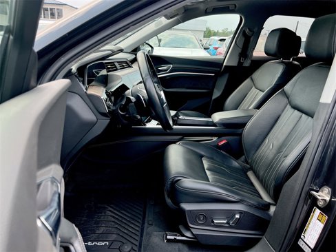 Used 2019 Audi e-tron Prestige w/ Prestige Package image 17