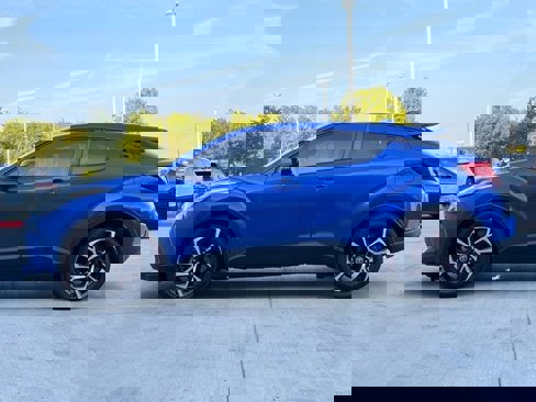 Used 2021 Toyota C-HR XLE image 4