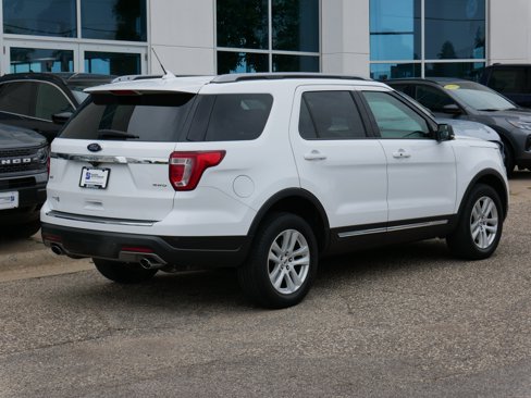 Used 2018 Ford Explorer XLT image 3