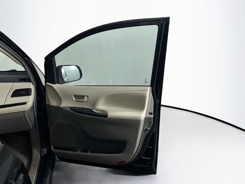 Used 2013 Toyota Sienna LE image 31