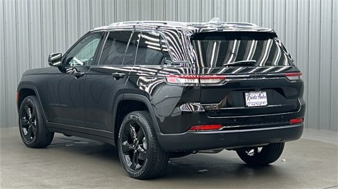 Used 2023 Jeep Grand Cherokee Altitude image 3