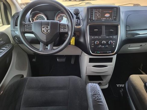Used 2018 Dodge Grand Caravan SE w/ UConnect Hands-Free Group image 22