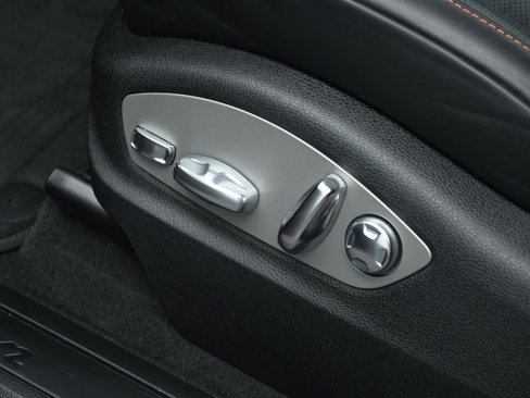 Certified 2025 Porsche Macan image 14