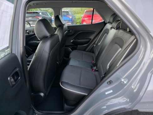 Used 2022 Hyundai Venue Limited image 17
