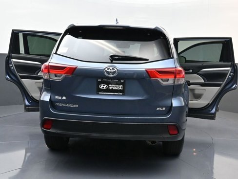 Used 2019 Toyota Highlander SE image 29