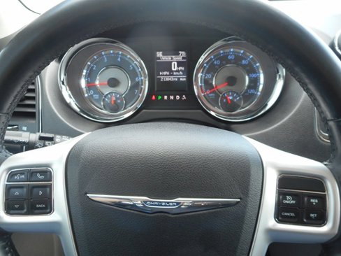 Used 2015 Chrysler Town & Country Touring image 12