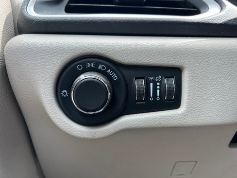 Used 2022 Chrysler Voyager LX image 13