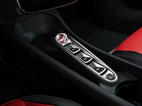 Used 2024 McLaren Artura image 13