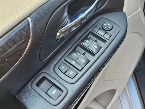 Used 2013 Chrysler Town & Country Touring image 30