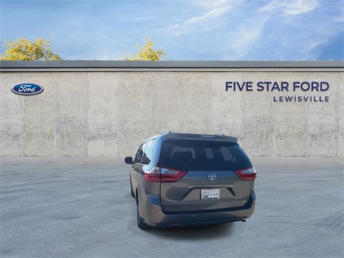 Used 2017 Toyota Sienna XLE Premium image 6