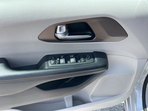 Used 2022 Chrysler Voyager LX image 13