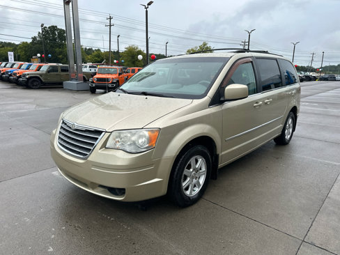 Used 2010 Chrysler Town & Country Touring image 4