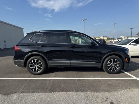 Used 2021 Volkswagen Tiguan SE w/ Panoramic Sunroof Package image 5