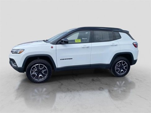 Used 2024 Jeep Compass Trailhawk image 2