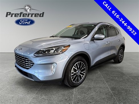 Used 2022 Ford Escape Titanium image 2