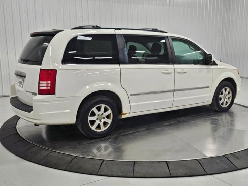 Used 2010 Chrysler Town & Country Touring image 33