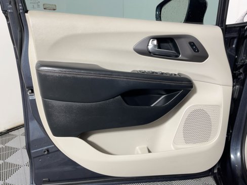 Used 2020 Chrysler Pacifica Touring-L w/ Advanced Safetytec Group image 10