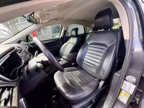 Used 2017 Ford Fusion SE w/ Fusion SE Technology Package image 16