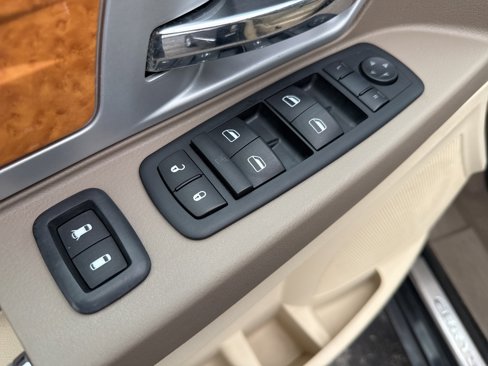 Used 2010 Chrysler Town & Country Limited w/ Entertainment Group #3 image 17