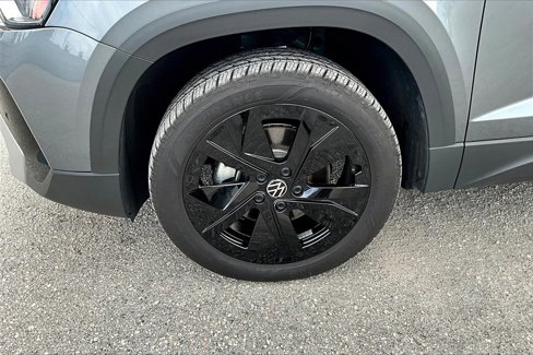 Certified 2025 Volkswagen Taos SE w/ Black Wheel Package image 13